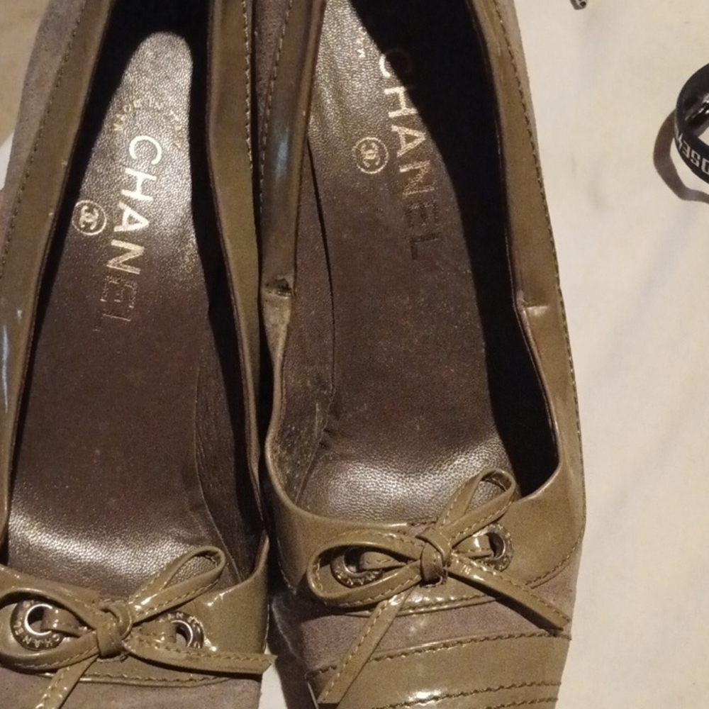 CHANEL Olive Green Patent Leather Bow Ballet Flats